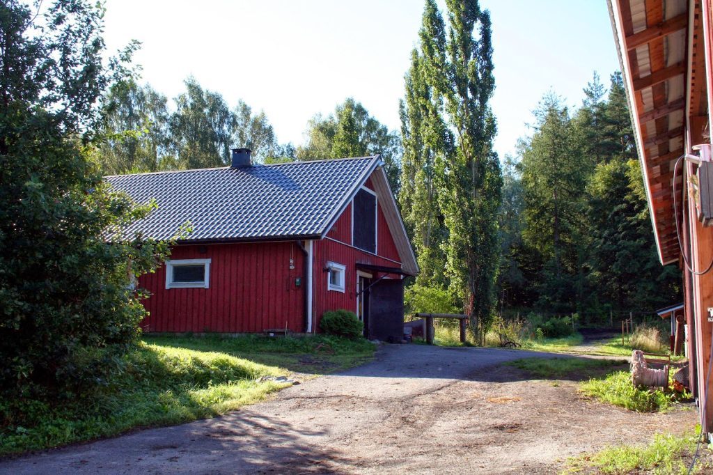 Sandkullan Talli – punaiset tallirakennukset Kirkkonummella